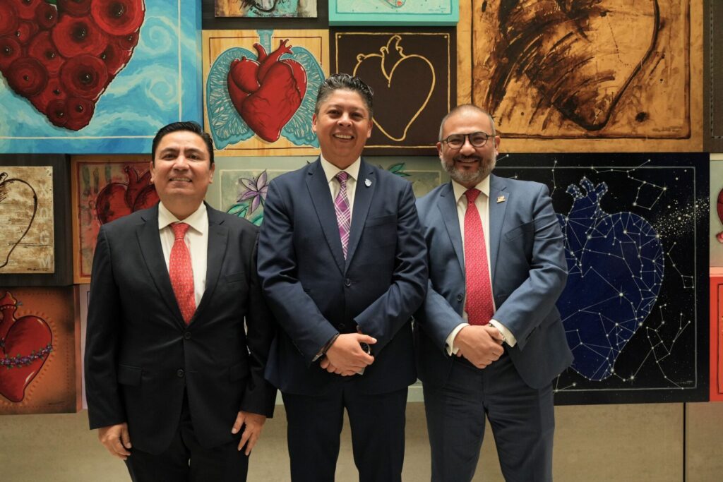 (Foto grupal médicos) Dr. Héctor Galván (izquierda), Dr. Gerardo Canales (centro), Dr. José Magaña (derecha).