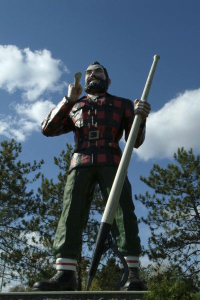 Estatua de Paul Bunyan. Inspiración de Stephen King para uno de sus personajes en "Eso".