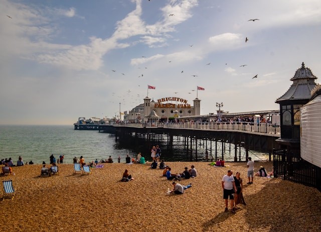 Si viajas con niños o simplemente quieres divertirte como uno, el Brighton Palace Pier es un lugar imprescindible.