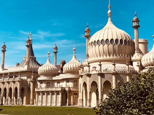 El Royal Pavilion es mucho más que un palacio; es un espectáculo de opulencia y diseño. 