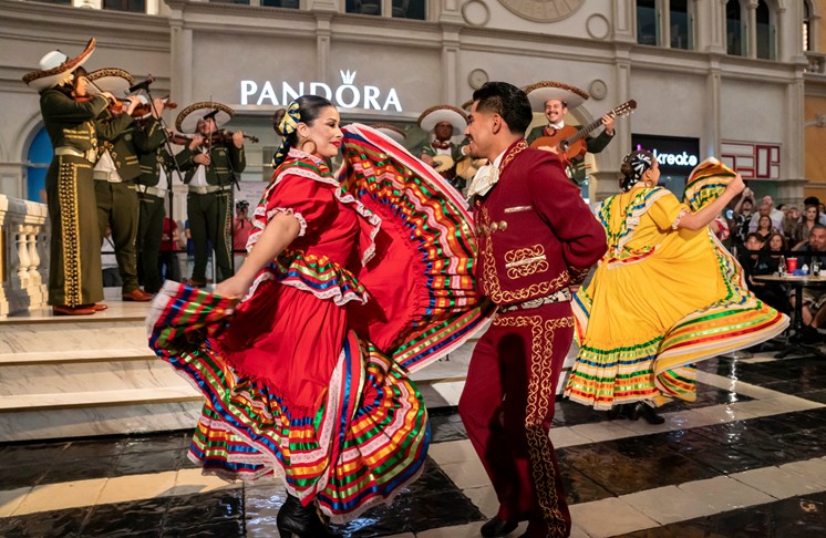 Bailarines folclóricos en Grand Canal Shoppes - Crédito: Grand Canal Shoppes